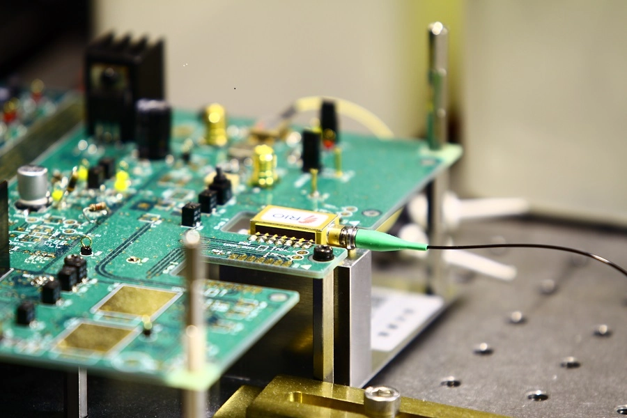 光と電子の集積化回路